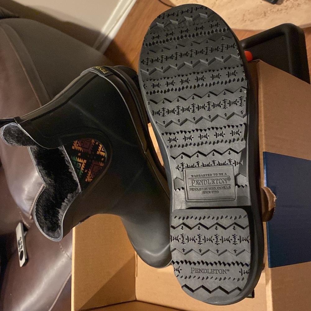 NIB “Pendleton” Sz 9 lined with inserts  ankle Wellington (puddle) rubber boots